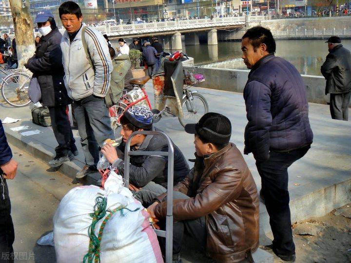 遭遇虚假招工、诈骗、老板诚信违约？赶快联系鱼泡网客服投诉！​