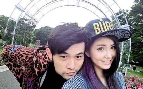 杨幂和张小斐是同学，前者看张小斐火了，就赶忙凑上去！
