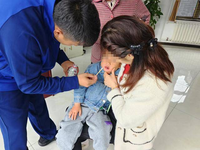 北京五岁男童把鱼钩放进嘴,家长发现抱着孩子直奔消防站