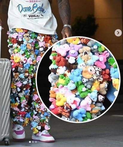 “打破时尚常规”,美国一男子将200多个毛绒玩具缝在牛仔裤上