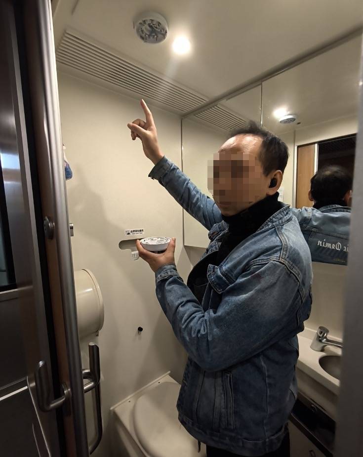 男子为了在动车抽烟防止被查,竟把烟雾报警器给拆了!铁警:拘留