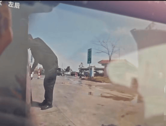 小米SU7在服务区被恶意割胎,阳西警方通报:嫌疑人被当场抓获,已刑拘!