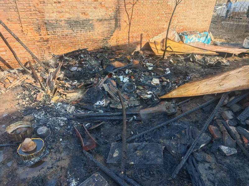 北京一女子烧柴火时未看护到位,火星吹入杂物堆引起火灾