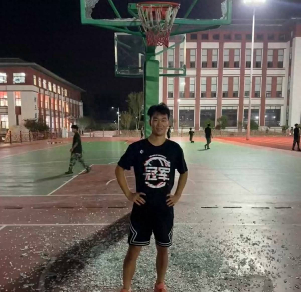 郑州178厘米大学生扣碎篮板,校方:说明弹跳力好!学校出资购买新篮板,已安装好
