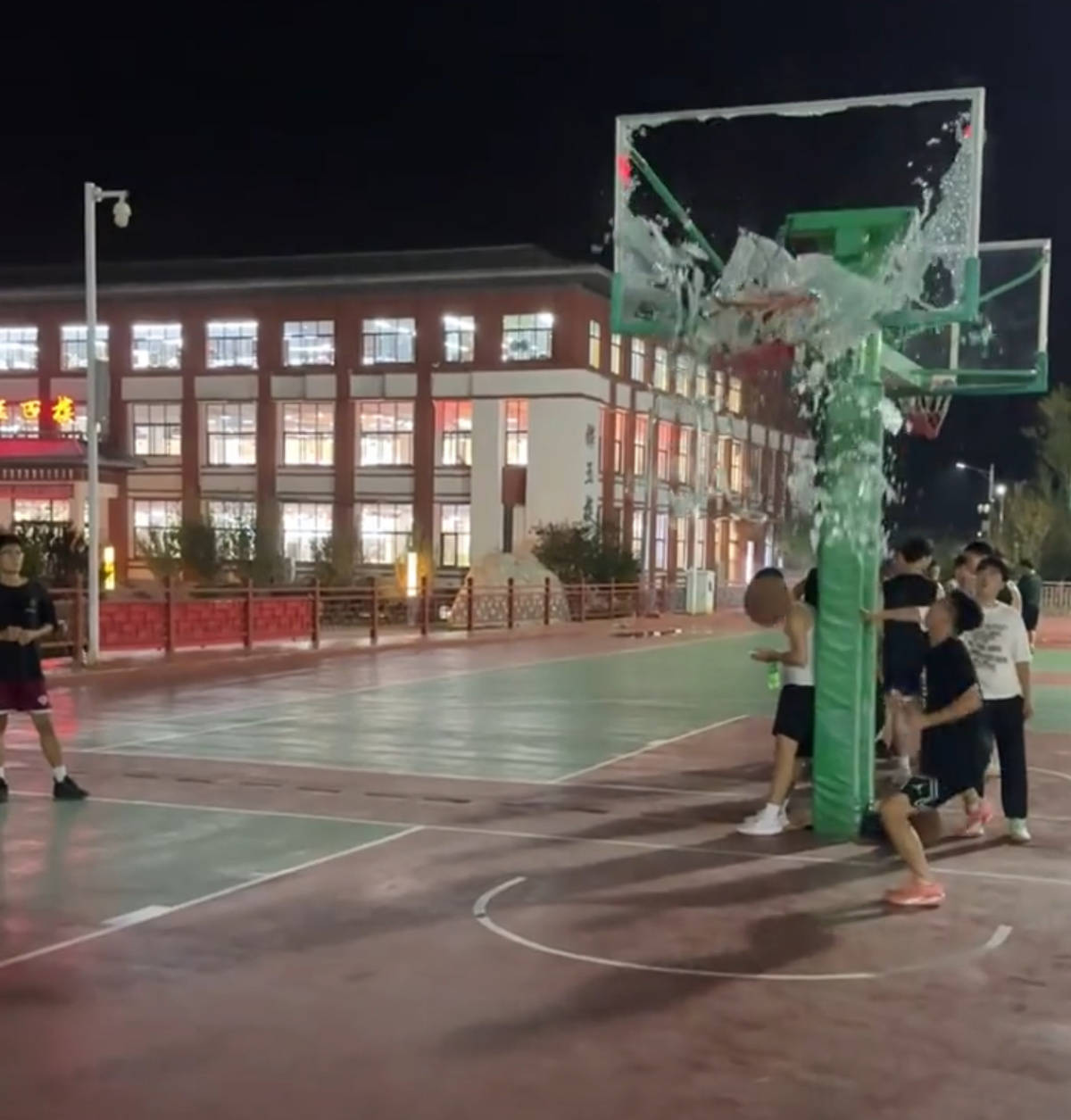 郑州178厘米大学生扣碎篮板,校方:说明弹跳力好!学校出资购买新篮板,已安装好