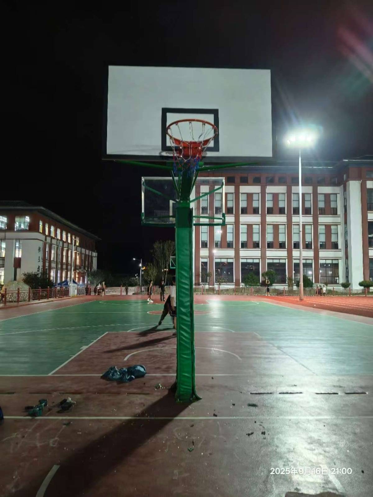 郑州178厘米大学生扣碎篮板,校方:说明弹跳力好!学校出资购买新篮板,已安装好