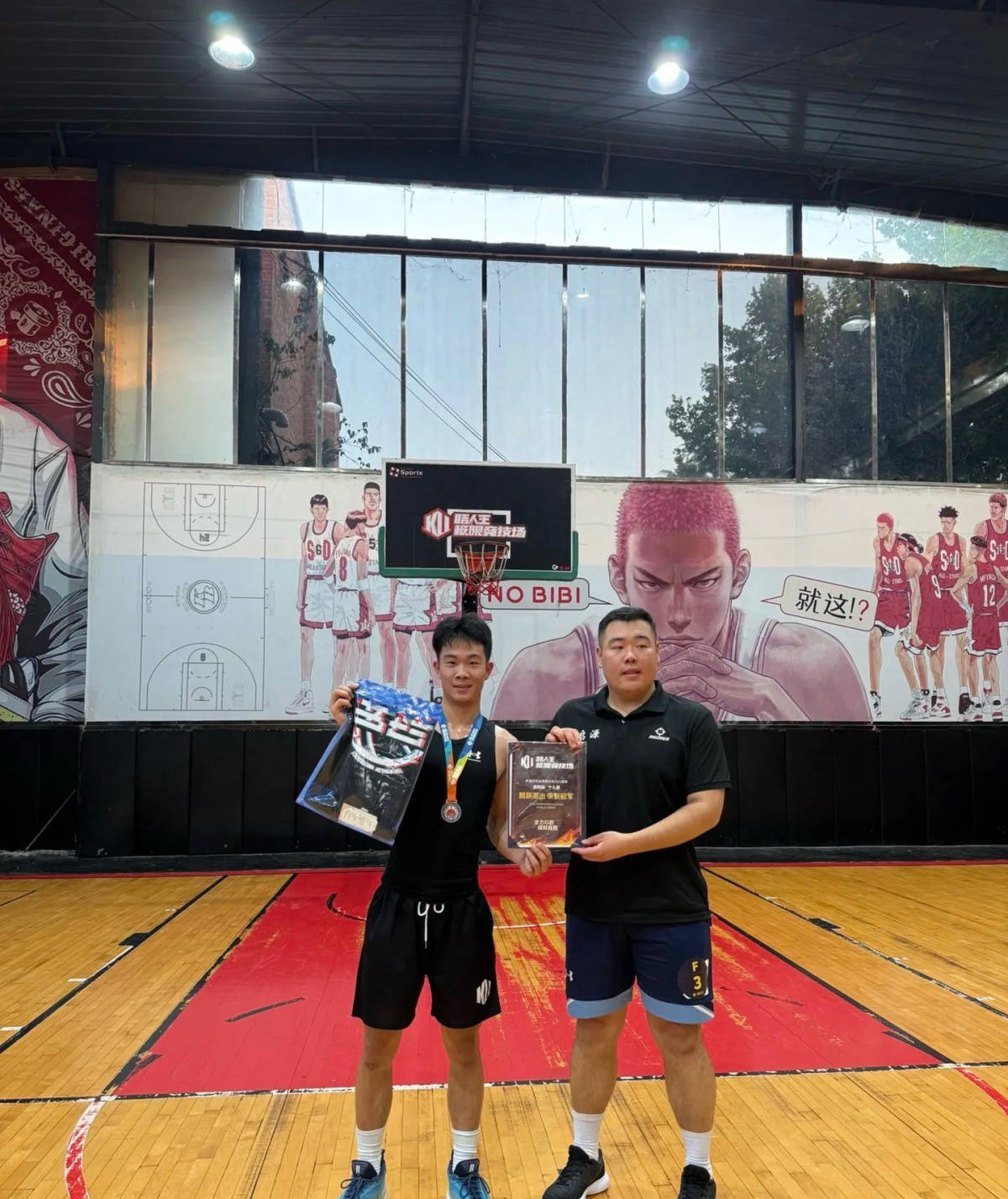 郑州178厘米大学生扣碎篮板,校方:说明弹跳力好!学校出资购买新篮板,已安装好