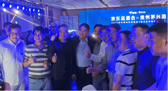 刚刚，刘强东敬了15桌酒：喊话王兴，透露酒旅新动向