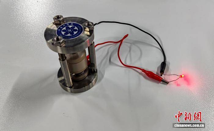 中国团队成功研发首例氢负离子原型电池 代表全新储能技术路径