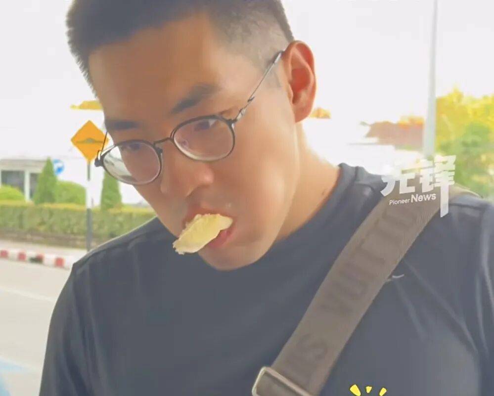 因无法带上飞机,一家五口30分钟狂炫11斤榴莲