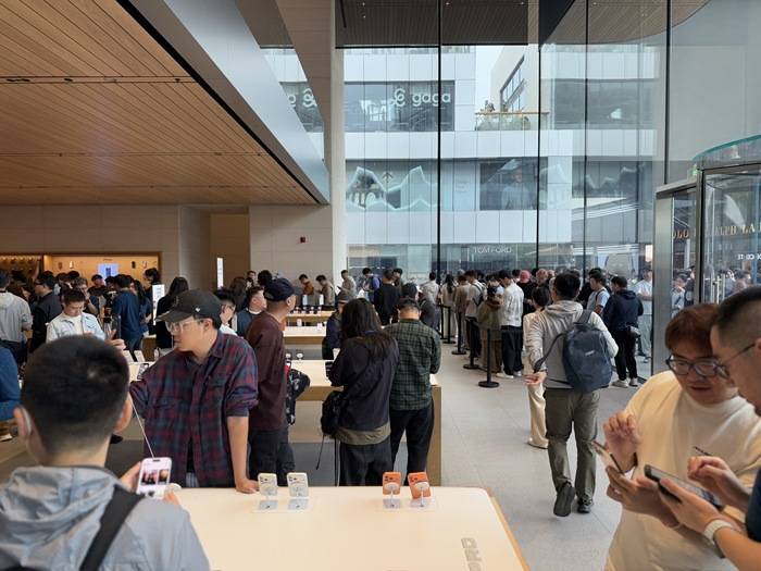 iPhone 17正式开售,橙色Pro Max黄牛最高加价1500元