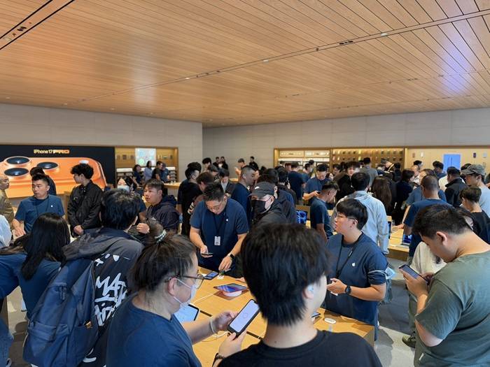 iPhone 17正式开售,橙色Pro Max黄牛最高加价1500元