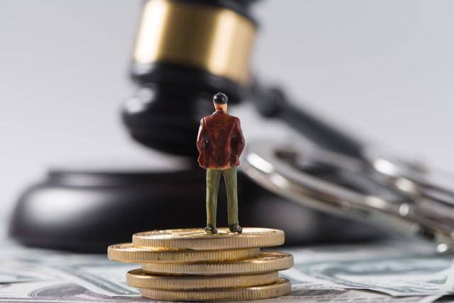 老人称在亡妻遗物中发现存折,起诉银行索要60万存款 法院:驳回,存折有涂改且记载内容与系统不一致