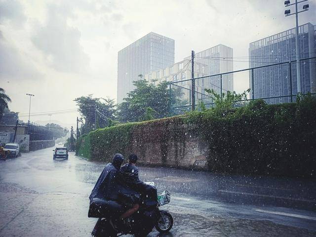广州工会:台风停工不能以调休冲抵