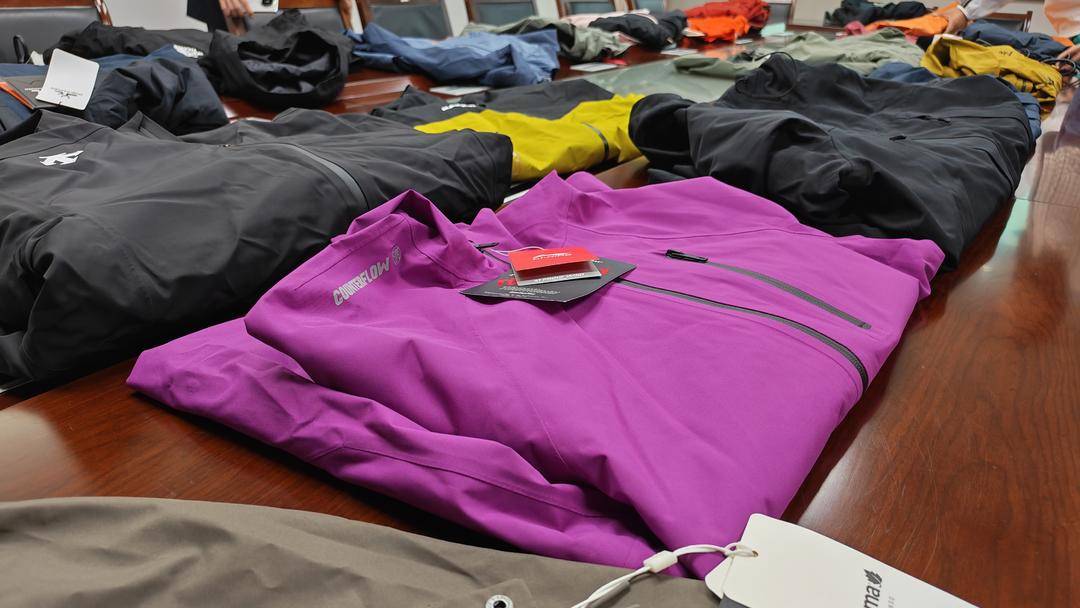 注意!冲锋衣40款里3款“不防水”,教你一招在家也能测