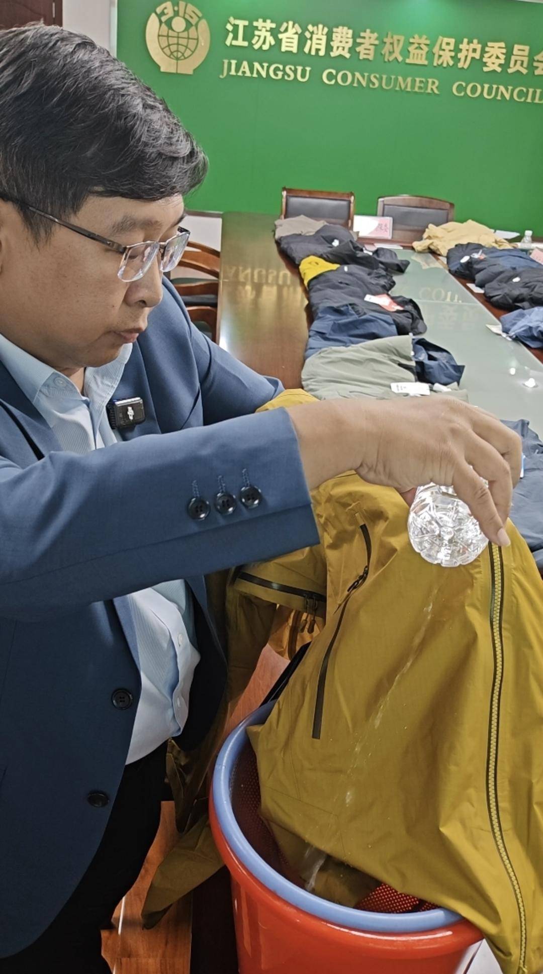 注意!冲锋衣40款里3款“不防水”,教你一招在家也能测