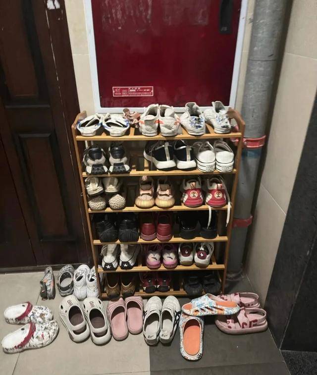 物业“不让门口放鞋子”,门口放鞋柜违法吗?