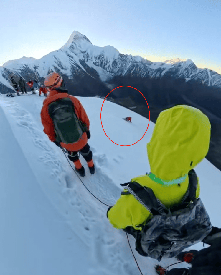 海拔5588米雪山上男子滑坠遇难 亲人:他解开安全绳给同行游客拍照被冰爪绊倒