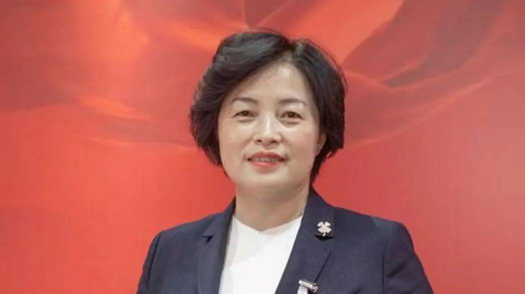 崔国静,多次收受下属、老板送的现金、消费卡、名牌女包、化妆品、保健品、高档白酒