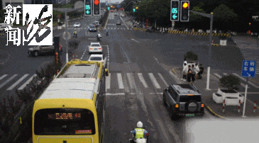 事发上海晚高峰!汹涌车流中,一男子绝望跳车,直奔民警而去……