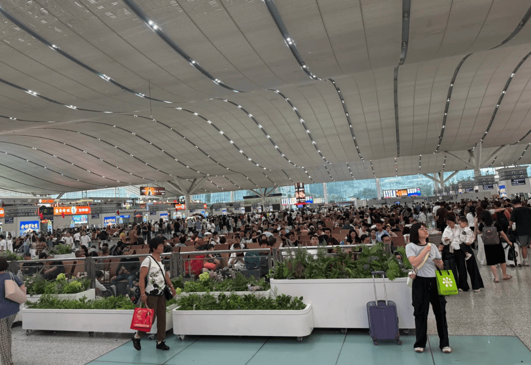 “不亚于春节回家”!凌晨5点,深圳有人已经堵在路上……