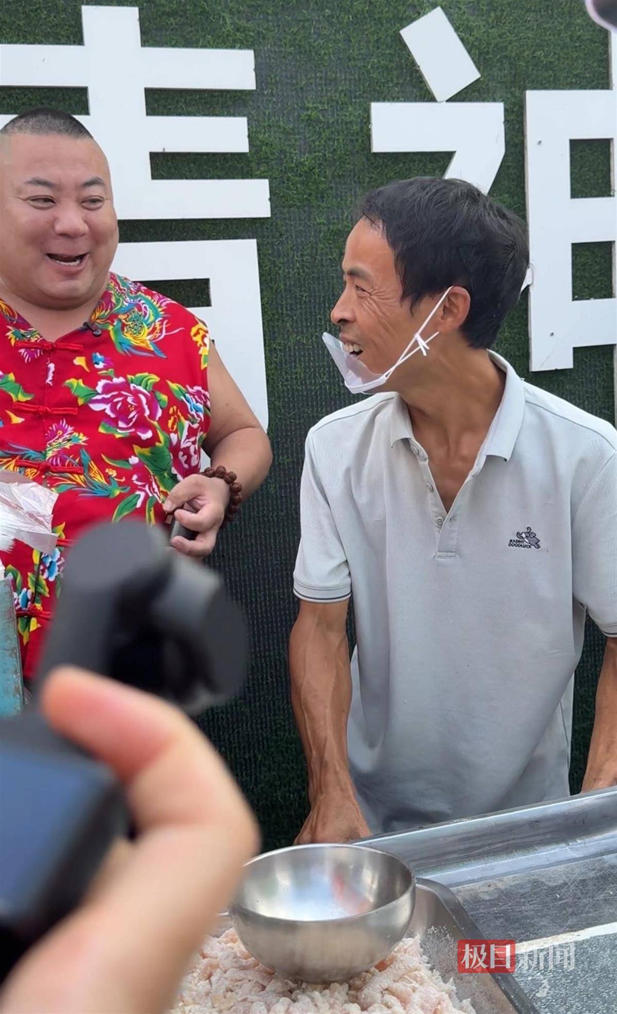 对话鸡排哥李俊永:爆火后每天一二十个镜头对着我,未来不考虑直播带货,更愿意和顾客待在一起