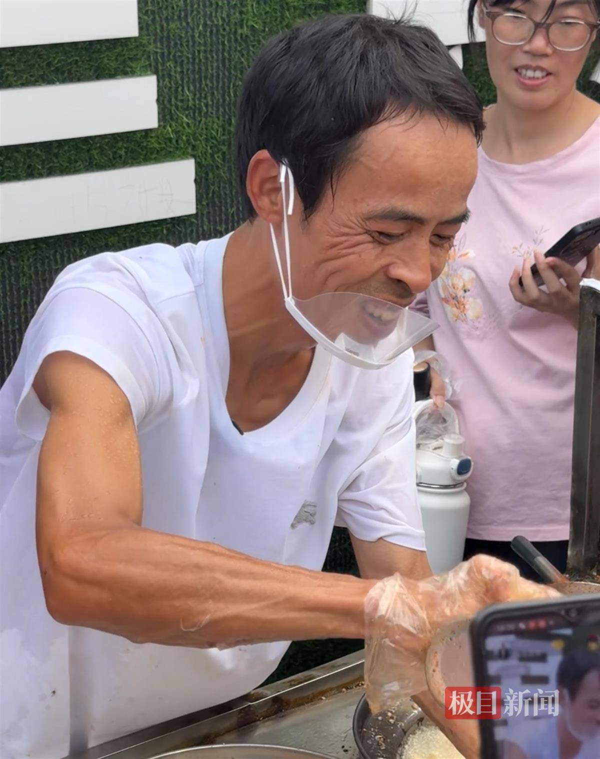 对话鸡排哥李俊永:爆火后每天一二十个镜头对着我,未来不考虑直播带货,更愿意和顾客待在一起