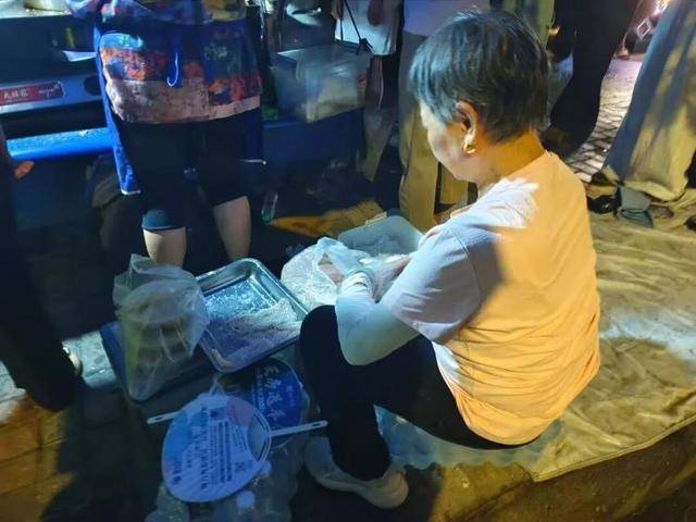 被流量砸中的“鸡排哥”:炸到中暑,每天睡三四个小时,怕辜负顾客不舍得休息