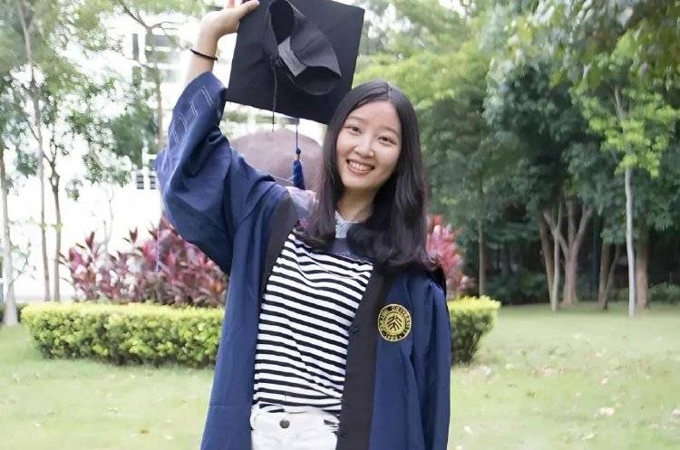 章莹颖男友国庆探望章父并协助直播,网友劝其早点结婚,本人回应