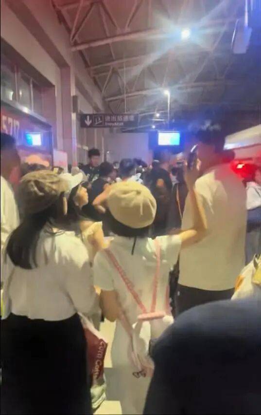 大连地铁发生故障停运一小时,目击者称看到120和警车,工作人员否认列车和人相撞,故障原因在落实中