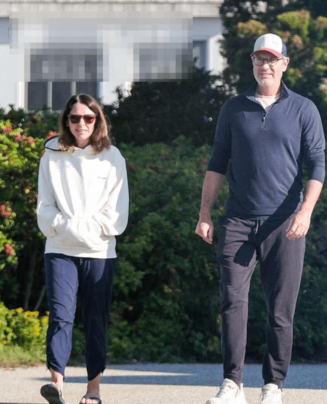 演唱会“出轨门”女方离婚进行时,CEO男主被拍到戴婚戒与妻散步