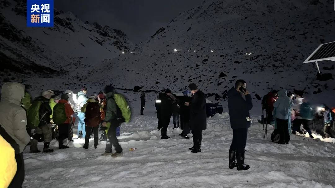 珠峰景区游客被困最新进展:已有350名游客获救,其余200多名游客已全部取得联系