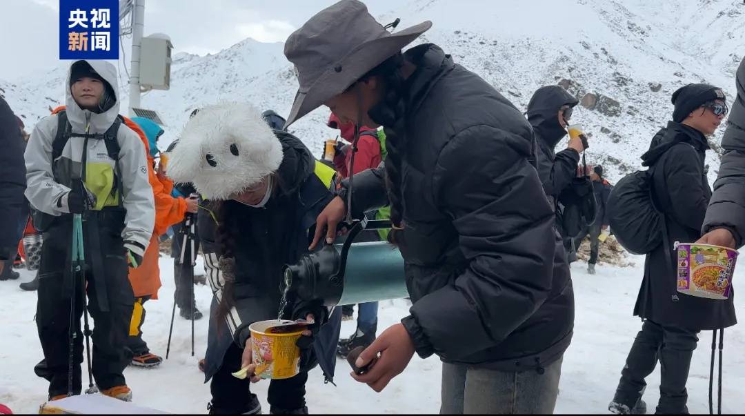 珠峰景区游客被困最新进展:已有350名游客获救,其余200多名游客已全部取得联系