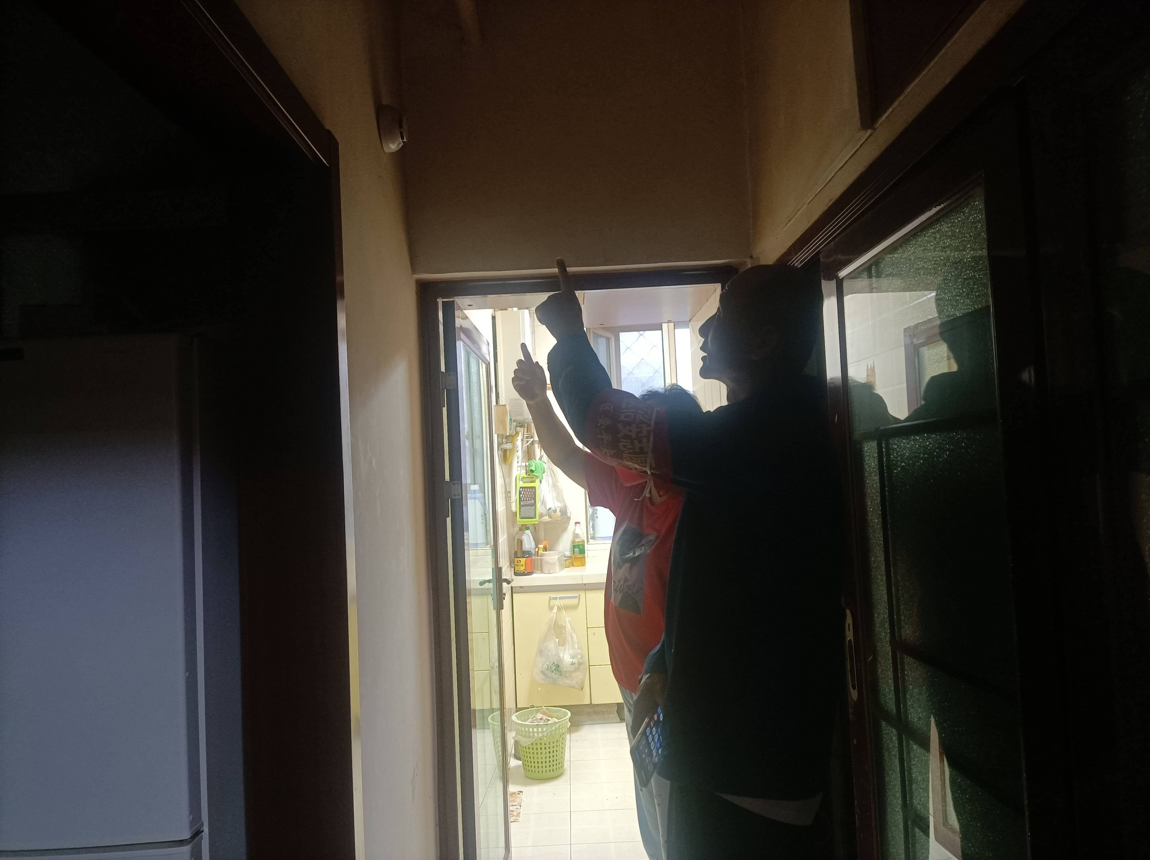 九旬老人卧床吸烟凌晨引发火灾,烟感报警及时提醒幸免于难