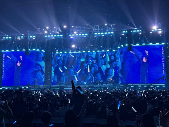 孙楠演唱会超燃舞台！郑州万人合唱《红旗飘飘》