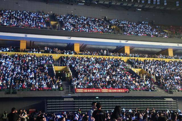 孙楠演唱会超燃舞台!郑州万人合唱《红旗飘飘》