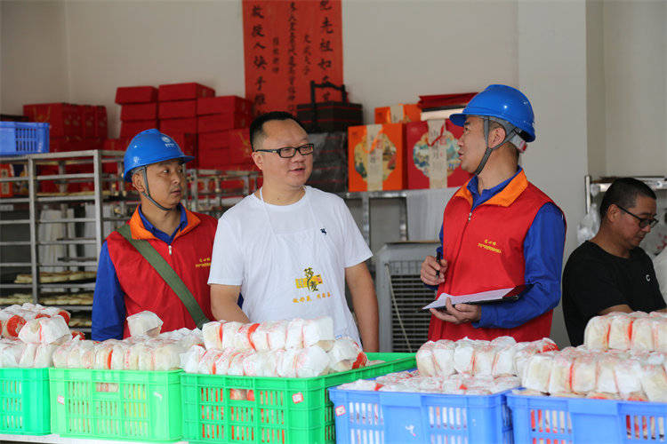 阖家团圆时,他们守护蓉城灯火