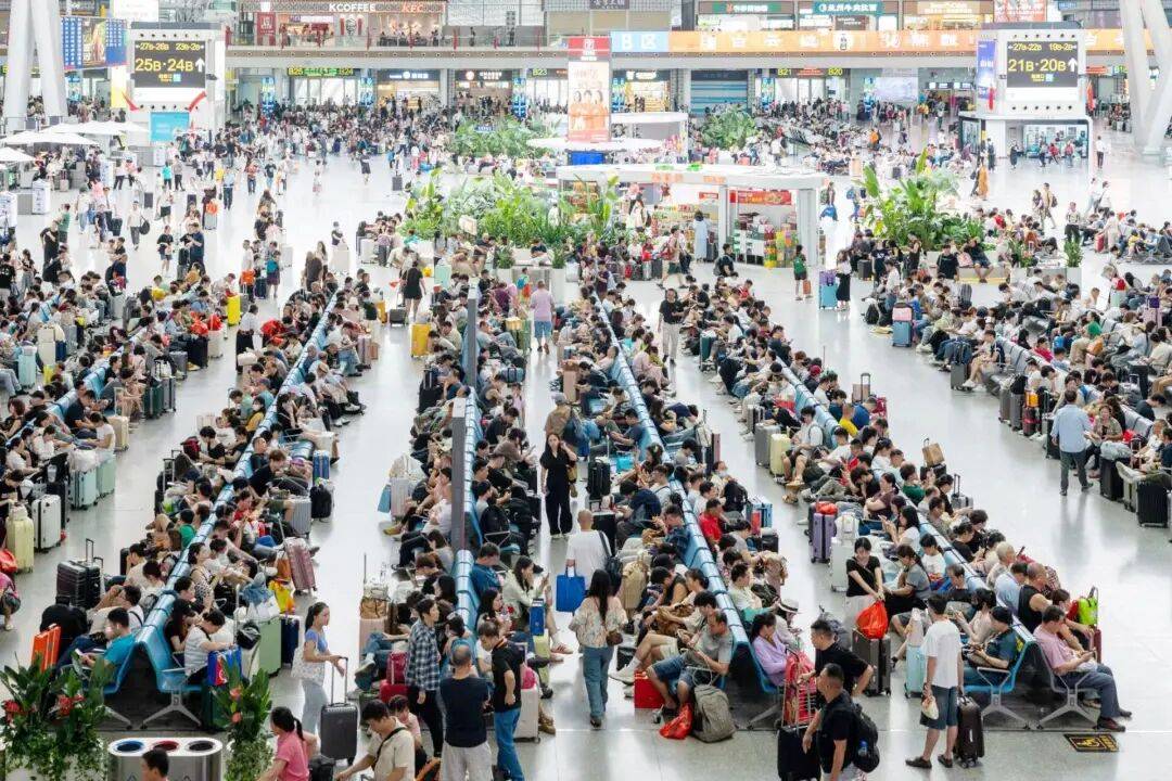 神预判!第一波返程的“聪明人”在高速上精准相遇