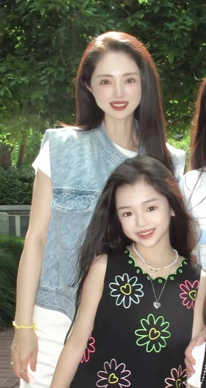 9岁小酒窝,大大方方成顶流