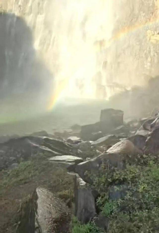 河南拍照坠崖大学生已确认身亡,救援人员:遗体在水潭3米深处找到