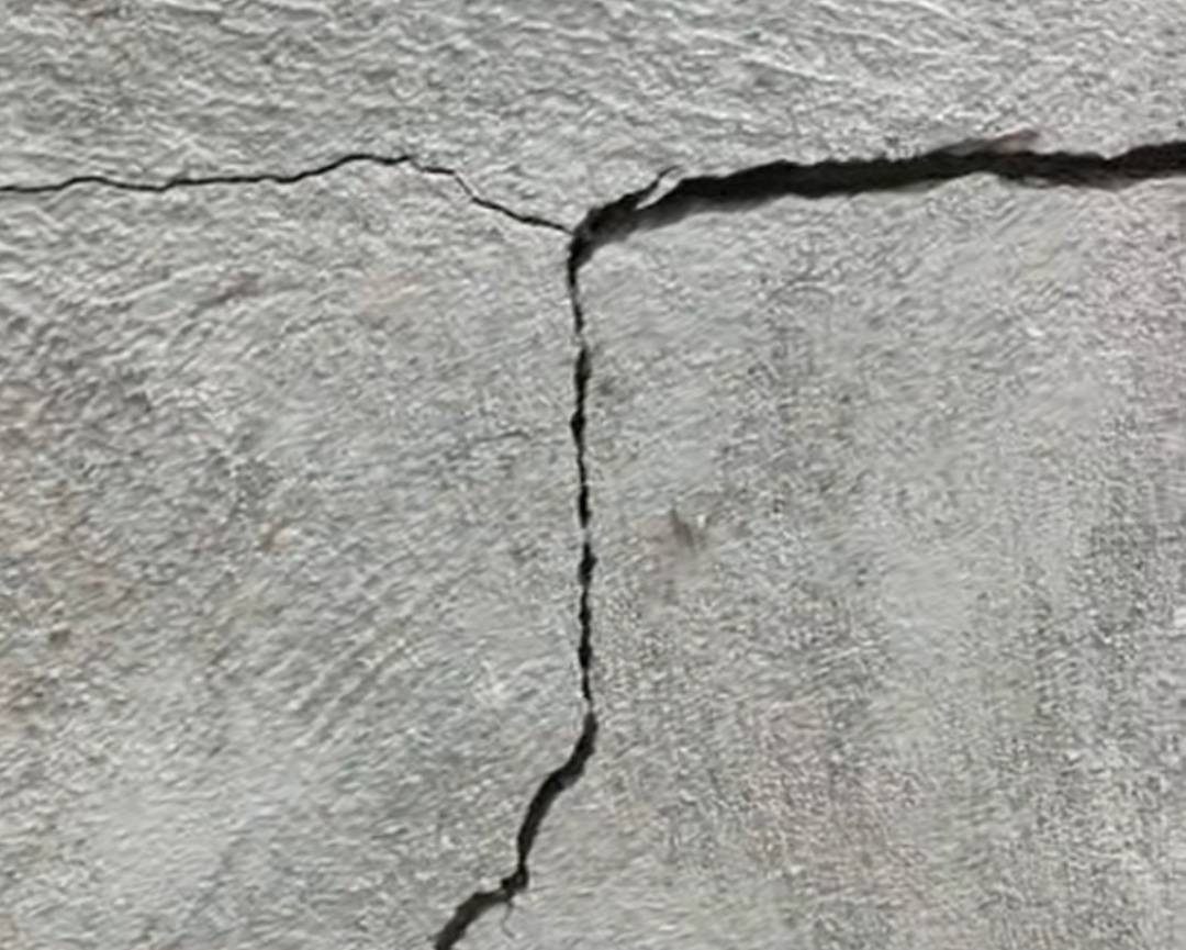 “业主私挖地下室致32户房屋开裂”进展:该业主已被逮捕,受损房屋已进行基础加固