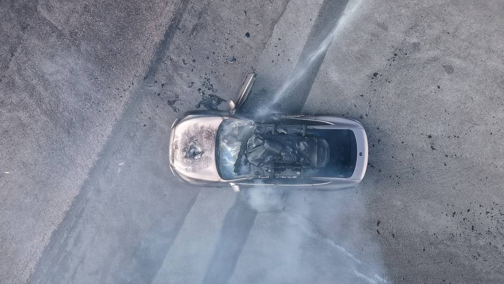 一辆蔚来牌轿车在大理一景区外起火,一家四口撤离及时无伤亡