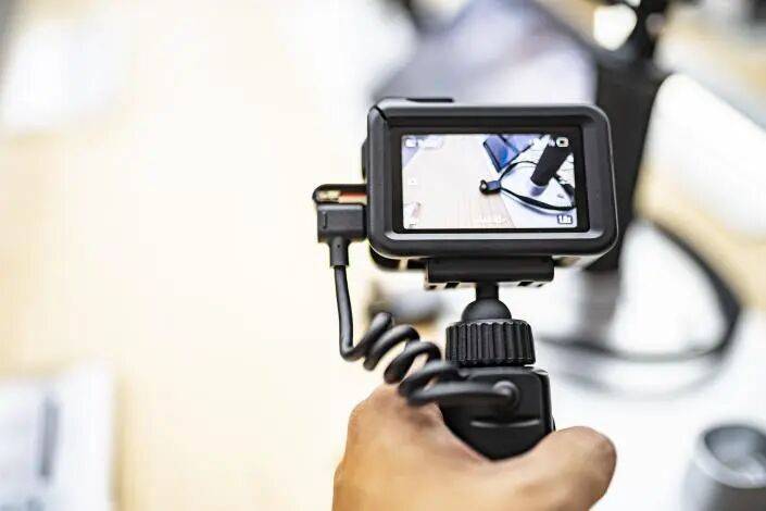 硬刚“背刺”争议,大疆为何主动降价?