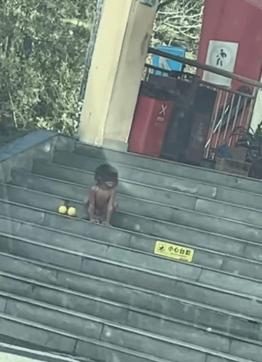 大理回应高速上有家庭带“野人小孩”:父母坚持让娃亲近自然,生活暂无困难,没虐待