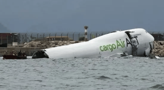 机身断成两截,2名遇难者在海下约7米处被找到,巡逻车在飞机跑道外被撞进海里,香港机场飞机坠海事故更多细节披露