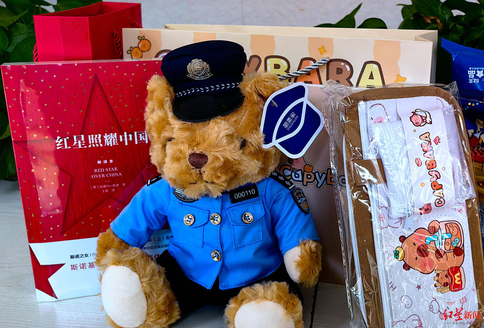 初二男生捡到1.4万余元现金，淡定拍视频后报警物归失主，民警送“奖”到校园