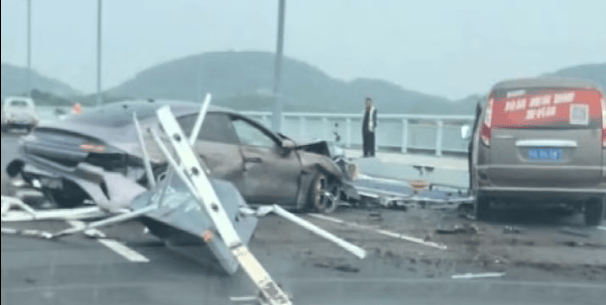 车轮飞滚十余米!武汉小米SU7断轴撞护栏,一月内两起脱落事故,官方回应仍含糊