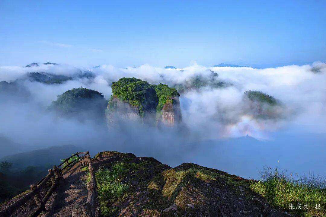 为什么年轻人迷上了爬山? | 秋高气爽,是时候出发了→