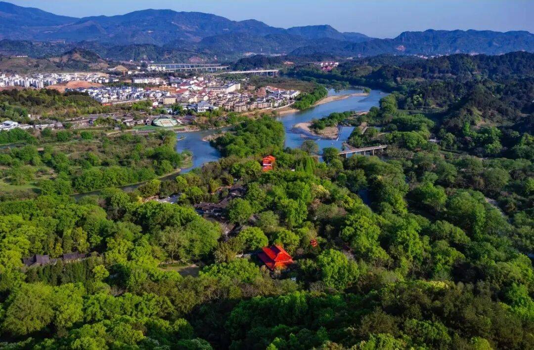 为什么年轻人迷上了爬山? | 秋高气爽,是时候出发了→