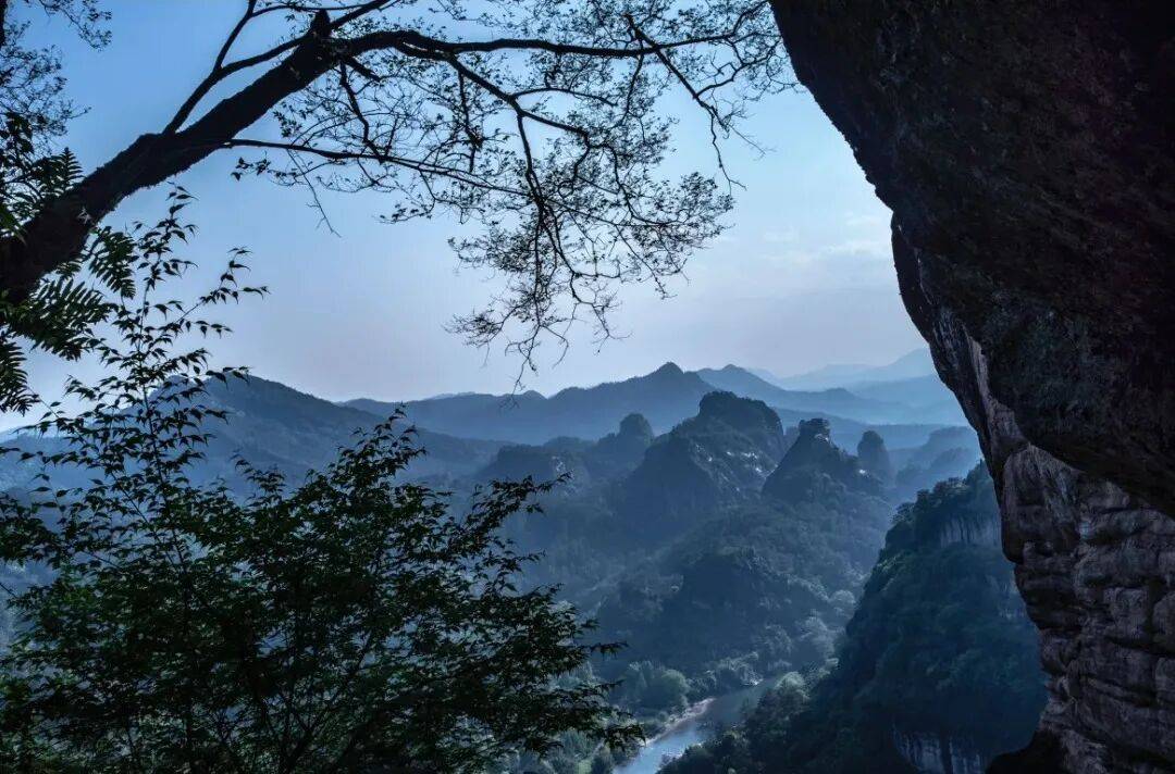 为什么年轻人迷上了爬山? | 秋高气爽,是时候出发了→